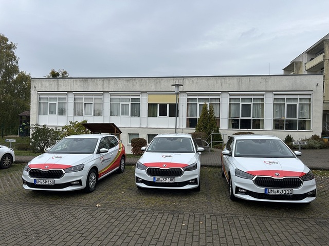 Neue Fahrzeuge in buntem AWO Design für den ambulanten Pflegedienst und die Frühförderung
